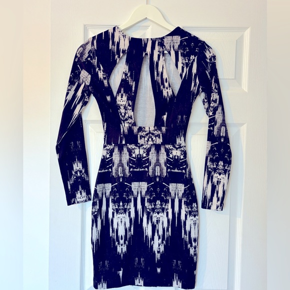 H&M BLACK AND WHITE PRINTED FITTED DRESS WITH COOL BACK DETAIL IN SMALL - Picture 2 of 4